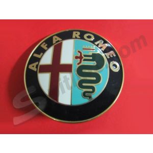 Stemma rotondo Alfa Romeo (diam. mm 75 circa) con due perni orizzontali di fissaggio Alfa Romeo Duetto ('83-'93), Spider 916 1^s. ('95), Giulietta, Alfa 33, Alfa 75, Alfa 164, 145, 146, 155,156, 164, 166, GTV